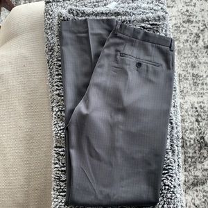 Hugo Boss, dress pant. Central pleat, 34/36